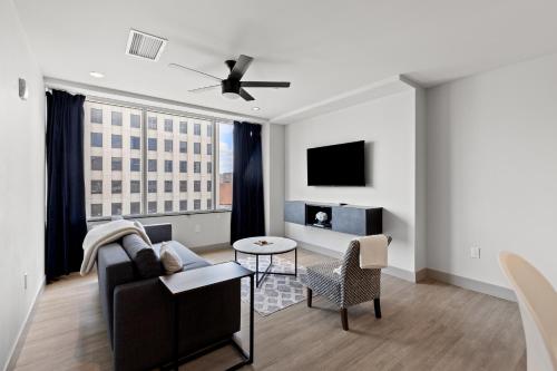 TV a/nebo společenská místnost v ubytování 175 LEX - Walkable Downtown Lexington & Rupp Arena - Full Condos