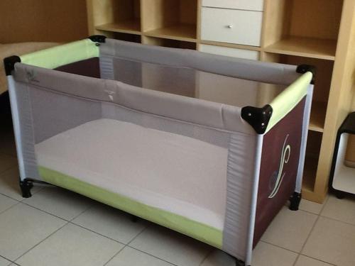 un lit superposé dans une cuisine avec sa porte ouverte dans l'établissement Grand Studio à La Rochelle Près de Vieux Port, à La Rochelle