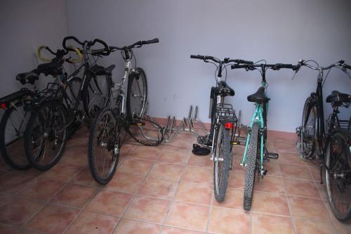 Un tas de vélos sont alignés contre un mur dans l'établissement Grand Studio à La Rochelle Près de Vieux Port, à La Rochelle