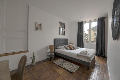 une chambre avec un lit et une fenêtre dans l'établissement La Place Saint-Michel, à Rennes