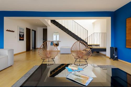 a living room with two chairs and a table at Amazing 3BR near Parque México in Condesa in Mexico City