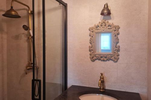 a bathroom with a sink and a mirror on the wall at Belle maison, 2 chambres dans corps de ferme - logement Raphaël in Villiers-sous-Grez