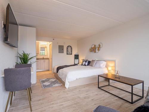 Giường trong phòng chung tại Orlando 1BR Condo with lake view & minutes to Disney