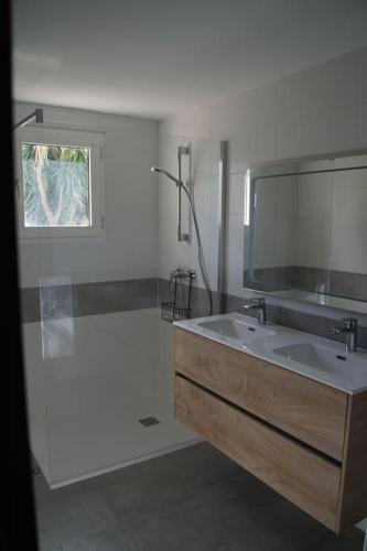 une salle de bain avec un lavabo et un miroir dans l'établissement Grande Villa Rénovée à 600 m de la Plage, à Solaro