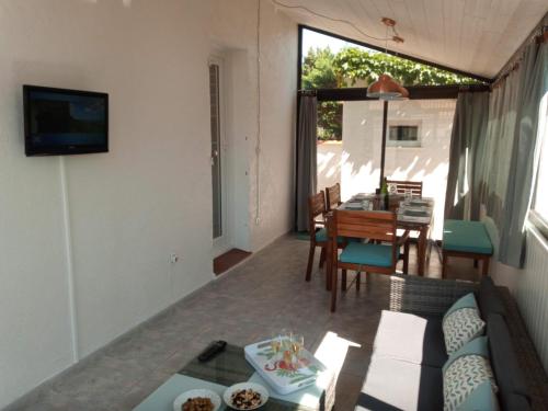 un salon avec un canapé et une table dans l'établissement les bleuets, à Sainte-Marie-la-Mer