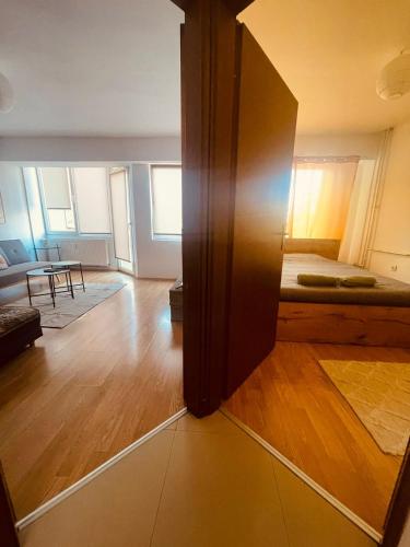 ein Wohnzimmer mit einer Couch und einem Bett darin in der Unterkunft Drd Pristine Apartment in Pristina