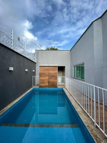 Bazén v ubytování Casa nova e moderna nebo v jeho okolí