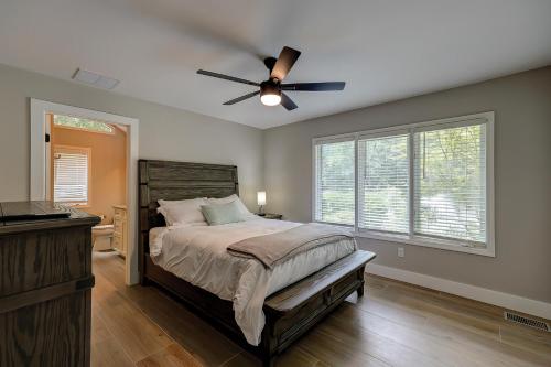 Un dormitorio con una cama y un ventilador de techo. en Luxury 4 BR 45 BA Home w Double Master Suites private pool Sea Pines Resort Gorgeous views, en Hilton Head Island