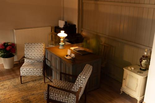 a room with a desk and a chair and a lamp at KissosInn in Kissós