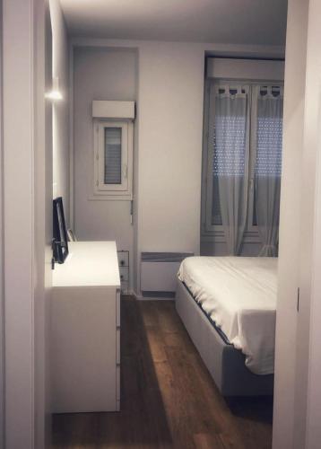 une petite chambre avec un lit et une fenêtre dans l'établissement Suite Offenbach FSHH, à Nice