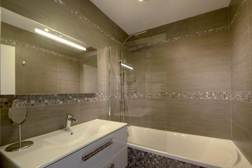 une salle de bain avec une baignoire, un lavabo et une douche dans l'établissement L'Etoile, à Rennes