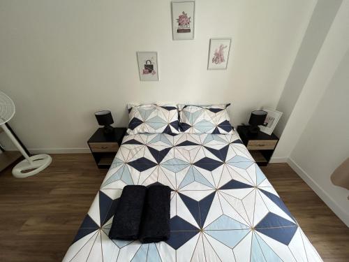 - une chambre avec un lit recouvert de chaussettes noires dans l'établissement Centre Ville avec Garage - Parking, à Troyes