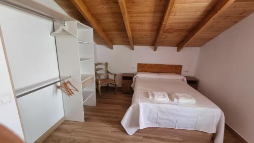 una piccola camera da letto con un letto e un tavolo di Cortijo Castillo de peñafleita a Siles