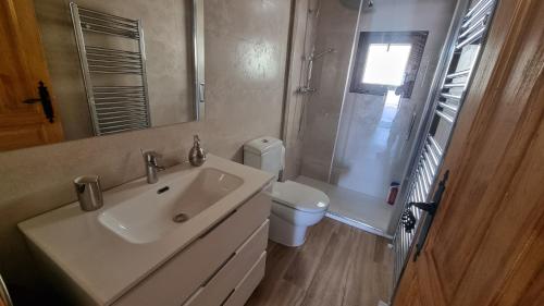 un bagno con lavandino, doccia e WC di Cortijo Castillo de peñafleita a Siles