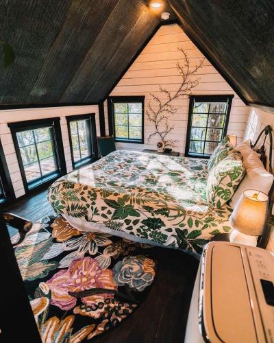 Gallery image of Treetop Hideaways Wood Lily Treehouse in Chattanooga