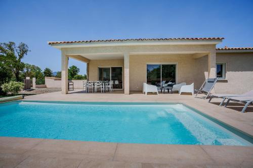 Cette villa dispose d'une piscine et d'une terrasse. dans l'établissement Villa Camille, à Prunelli-di-Fiumorbo