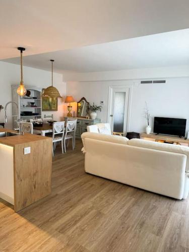 Increíble piso a pocos metros del mar con piscina