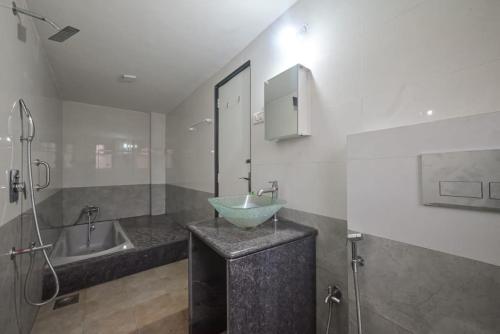 罗纳瓦拉Heritage Bliss By Mulberry Stays的带水槽、淋浴和浴缸的浴室