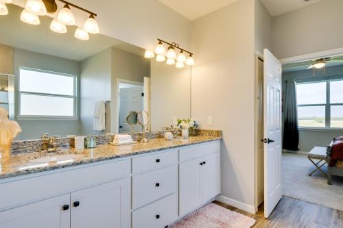 une salle de bain avec deux lavabos et un grand miroir dans l'établissement 6 Mi to Sirenia Vista Cape Coral Retreat with Grill, à Cape Coral