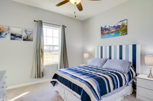 une chambre avec un lit et un ventilateur de plafond dans l'établissement 6 Mi to Sirenia Vista Cape Coral Retreat with Grill, à Cape Coral