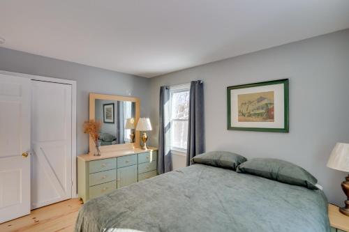 Ένα ή περισσότερα κρεβάτια σε δωμάτιο στο Cozy Southern Vermont Home with On-Site Trails