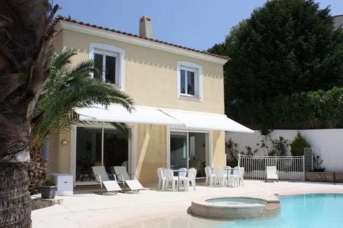 a villa with a swimming pool and a house at Cannes centre Villa piscine spa in Cannes