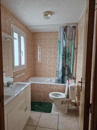 une salle de bain avec une baignoire, des toilettes et un lavabo dans l'établissement Villa Sambracitaine, aux Issambres