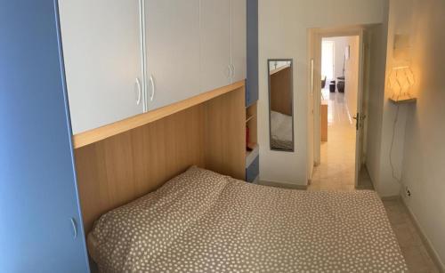une chambre avec un lit dans une pièce dans l'établissement Suite Deloye FSHH, à Nice