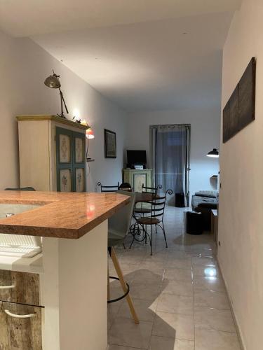 une cuisine et un salon avec une table et des chaises dans l'établissement Suite Deloye FSHH, à Nice