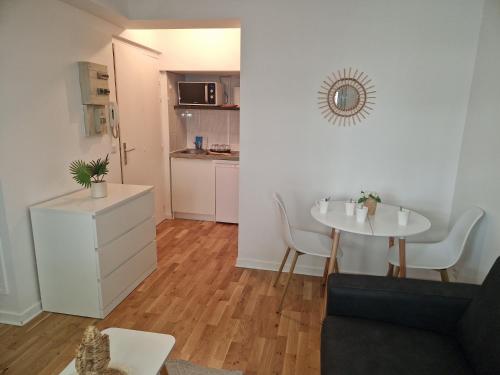 un salon avec une table et une cuisine dans l'établissement Studio cosy, à Lyon