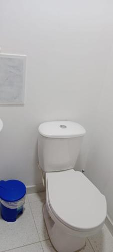 a bathroom with a white toilet in a room at En casa baño compartido in Chía