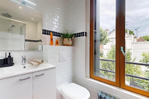 une salle de bain avec toilettes et fenêtre dans l'établissement Maison de ville proche Gare-Terrasse-WIFI, à Alfortville