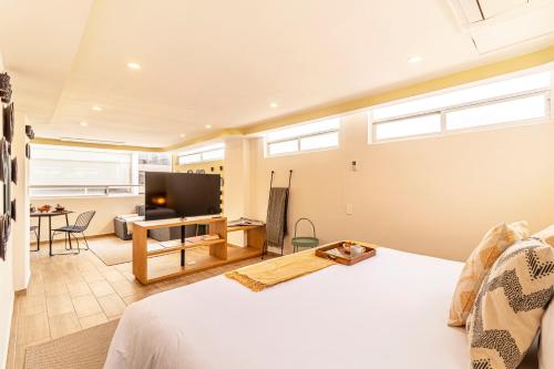 a bedroom with a bed and a tv in a room at Grand Chapultepec Residencial in Mexico City