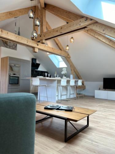 un salon avec une table basse et une cuisine dans l'établissement Appartement Annecy 74, à Chavanod