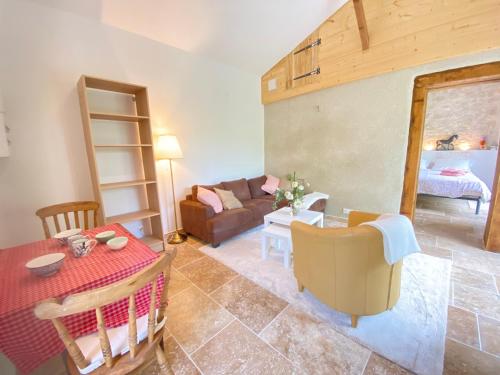 Katil atau katil-katil dalam bilik di LODGE avec kitchinette terrasse et jardin privé clos