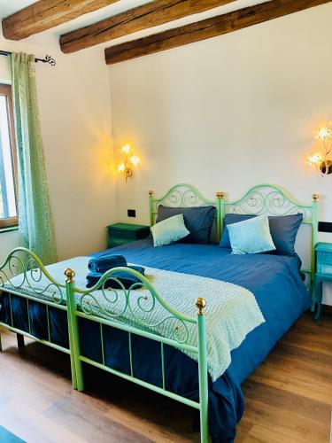 a bedroom with a bed with blue sheets and blue pillows at Ozium in Villa Vicentina