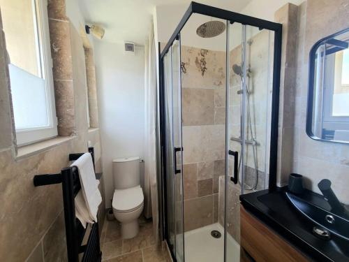 une salle de bain avec une douche, des toilettes et un lavabo dans l'établissement Havre Lumineux avec Climatisation et Terrasse, à Montpellier