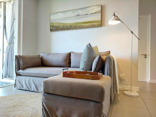 Χώρος καθιστικού στο Brizzys Balcony Luxe Retreat Great Location!