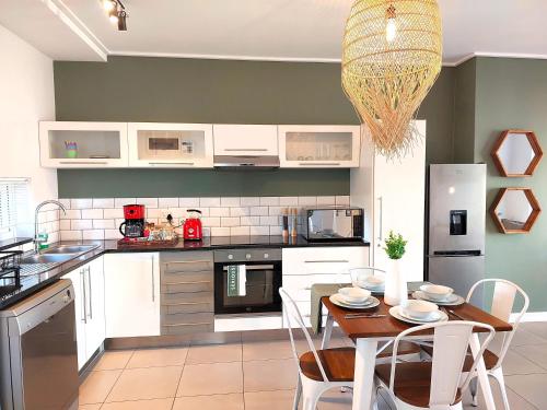 Η κουζίνα ή μικρή κουζίνα στο Brizzys Balcony Luxe Retreat Great Location!