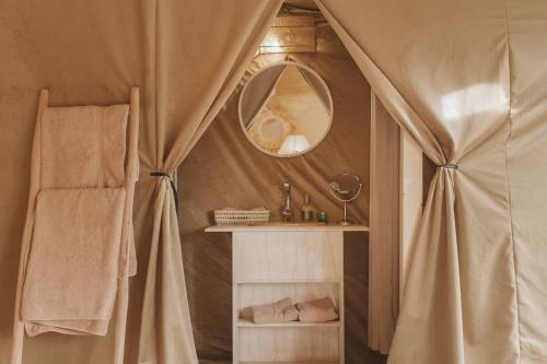 Ένα μπάνιο στο Caravanserai Luxury Desert Tented Camp
