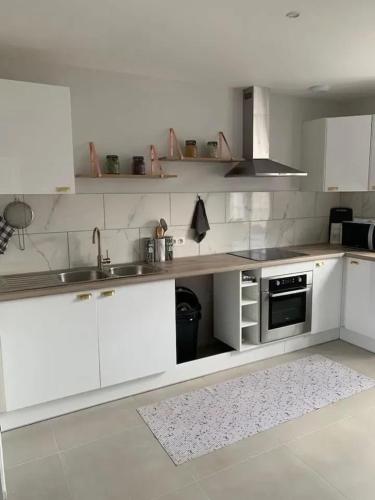 Η κουζίνα ή μικρή κουζίνα στο Appartement spacieux à Pierrelaye avec vue sur jardin, 83 m²