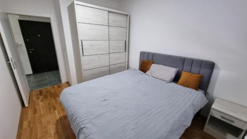 Postel nebo postele na pokoji v ubytování Luksuzni Apartman Ema