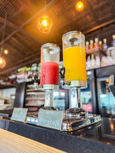 twee glazen bovenop een bar bij Pousada Papiro Boutique in Abraão