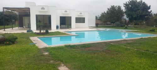 Πισίνα στο ή κοντά στο Casa de campo en Condominio