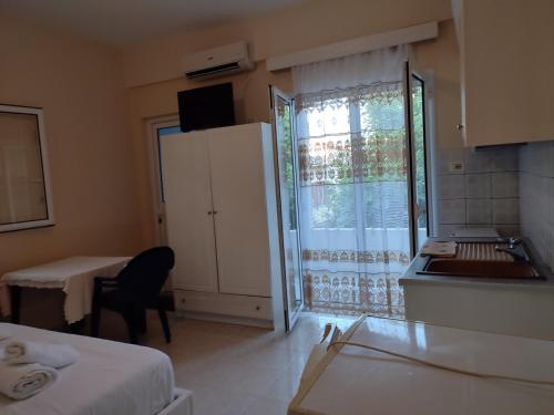 a room with a kitchen with a sink and a window at Villa Sidorela in Ksamil