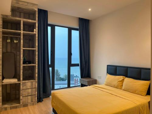 Voodi või voodid majutusasutuse Tanjung Tokong Luxury SEAVIEW bathtub condo 2 rooms 6 pax near Straits Quay Marina Mall 丹绒道光 豪华海景 双房浴缸 高级公寓 toas