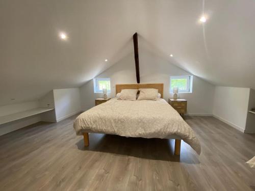 - une chambre mansardée avec un lit et 2 lampes dans l'établissement Chalet au calme avec vue, à Viéville