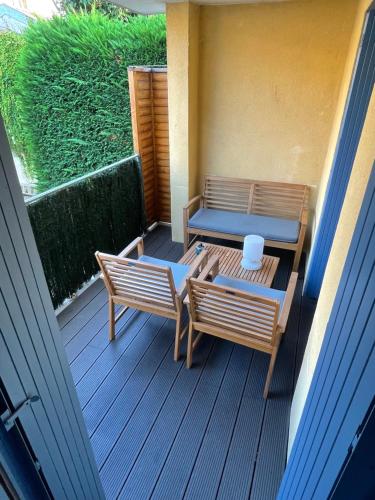 deux bancs et une table sur un pont dans l'établissement Appartement Cosy Balcon Parking, à Chazay-dʼAzergues