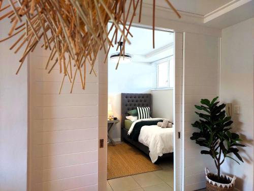 Ένα ή περισσότερα κρεβάτια σε δωμάτιο στο Brizzys Balcony Luxe Retreat Great Location!