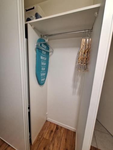 ein Schrank mit etwas Baseballausrüstung darin in der Unterkunft Studio ALPHA - 3min by train to Disneyland OR 30min walk - 5min walk to "Val d'Europe" train station in Montévrain